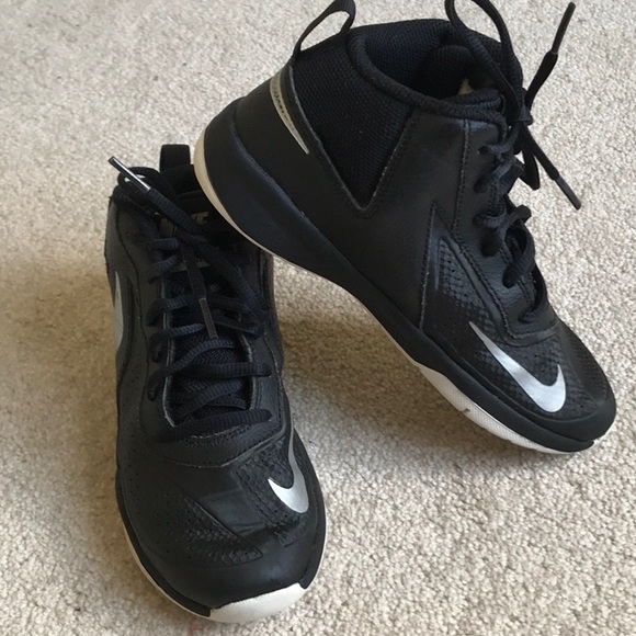 Nike Other - NIKE BOYS SIZE 1Y  TEAMHUSTLE D7 BASKETBALL SHOES